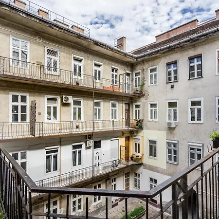Stylish Vagabond - 3br, 2 Bathrooms, Ac, *